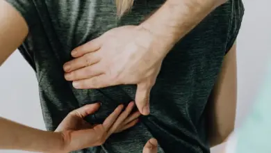 Dor no meio das costas entre os pulmões e a coluna vertebral
