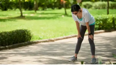 Pernas travadas com dificuldade para andar