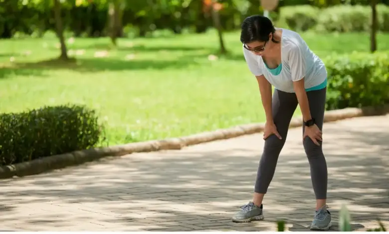 Pernas travadas com dificuldade para andar